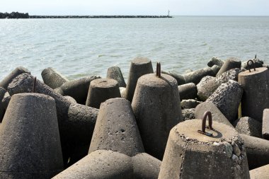 Deniz dalgakıranı, iskeleye yakın, Baltık Denizi kıyısı