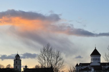 Vilnius 'un mimarisi Gün batımında eski bir kasaba