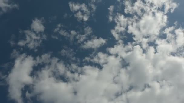 Temps écoulé, ciel bleu avec nuages Cumulus 