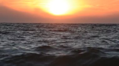 Baltık Denizi üzerinde gün batımı. Denizin üzerinde sarı güneş. Gün batımı deniz dalgaları. 