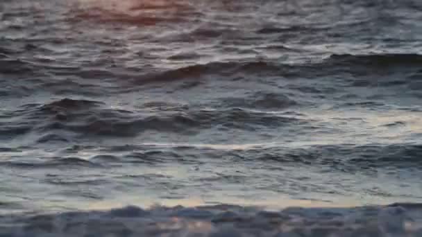 Pôr Sol Mar Ondas Close Ondas Mar Báltico Pôr Sol — Vídeo de Stock