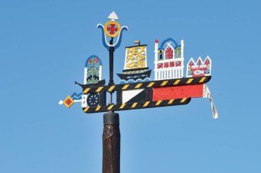 Preila, Litvanya 'da ahşap oyma rüzgar gülü. Tasarımlar ve sembolizm bu tasarım elemanına kimlik ve kültür getirir. Rüzgar gülü, rüzgar gülü, rüzgar gülü rüzgarın yönünü gösterir