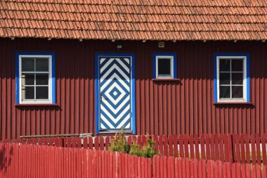 Litvanya, Pervalka 'da geleneksel balıkçıların evi. Pervalka, Litvanya 'da bir tatil köyüdür. Curonian Lagünü ile Baltık Denizi arasındaki Curonian Tükürüğü 'nde yer alıyor. Unesco Mirası.