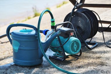 Elektrik motoru olan su pompası.