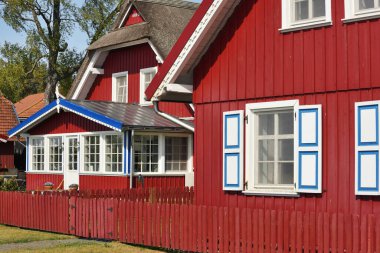 Litvanya, Pervalka 'da geleneksel balıkçıların evi. Pervalka, Litvanya 'da bir tatil köyüdür. Curonian Lagünü ile Baltık Denizi arasındaki Curonian Tükürüğü 'nde yer alıyor. Unesco Mirası.