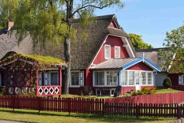 Litvanya, Pervalka 'da geleneksel balıkçıların evi. Pervalka, Litvanya 'da bir tatil köyüdür. Curonian Lagünü ile Baltık Denizi arasındaki Curonian Tükürüğü 'nde yer alıyor. Unesco Mirası.