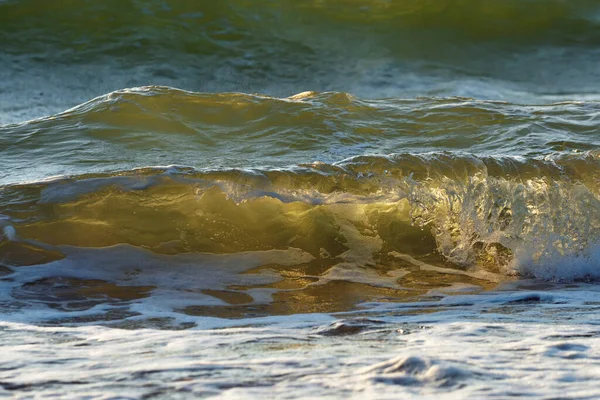 Tenger Vagy Óceán Hullámok Közelről Zöld Sárga Hullámok Tengervíz Kristálytiszta — Stock Fotó