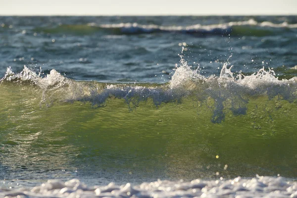 Mar Oceano Ondas Vista Perto Verde Ondas Amarelas Água Mar — Fotografia de Stock