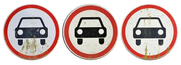Παλιό Και Βρώμικο Απαγορευμένο Αυτοκίνητο Πινακίδες Λευκό Φόντο Δεν Επιτρέπονται — Φωτογραφία Αρχείου