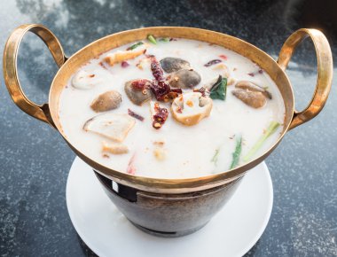 Baharatlı Tay çorbası (Tom Yum kung karidesli)