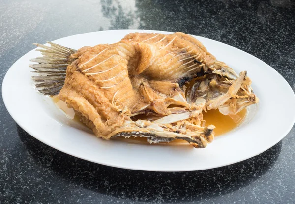 Pesce fritto con salsa di pesce . — Foto Stock