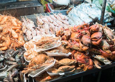 Deniz ürünleri pazarında görüntülenen düzenleme.