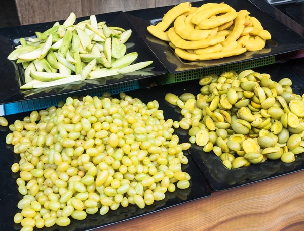 Frutas conservadas para venda no mercado . — Fotografia de Stock