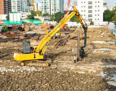 İnşaat alanında kazıcı.