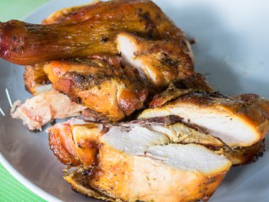 Tabakta kızarmış tavuk.