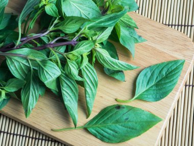 Kesme tahtası fesleğen