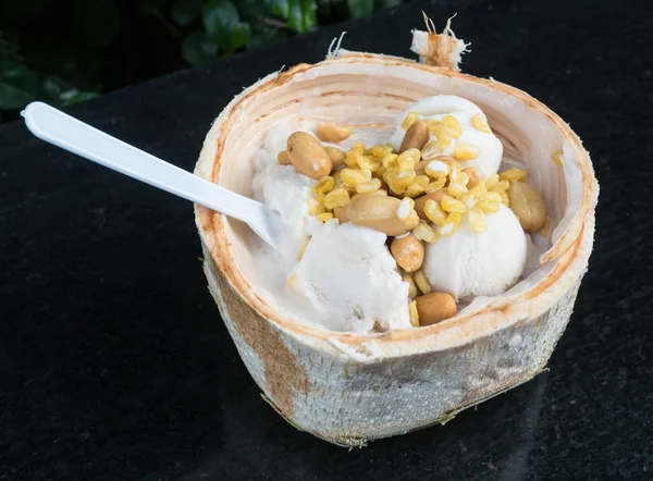 Helado de coco —  Fotos de Stock