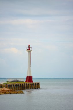 Bulutlu bir günde kırmızı fener