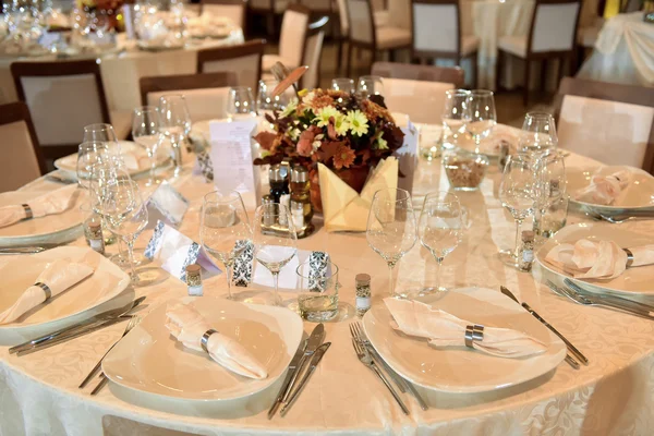 Mesa de boda con plato, tenedor, cuchillo y vasos — Foto de Stock