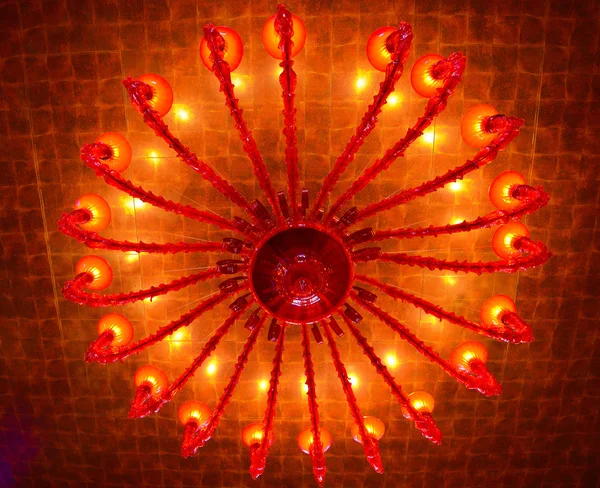 Lampa sufitowa czerwony w świetle zastanym — Zdjęcie stockowe