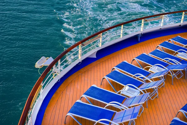 Transats bleus sur le pont d'un bateau de croisière — Photo