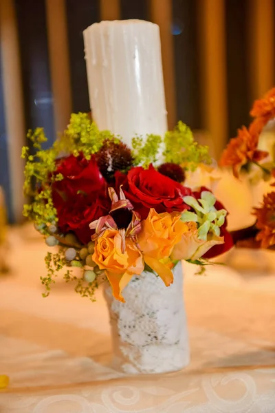 赤いバラの花が付いている蝋燭をホワイト — ストック写真