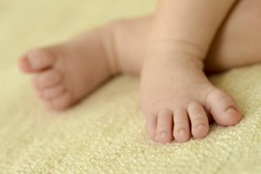 Battaniyenin üzerinde bebek ayakları