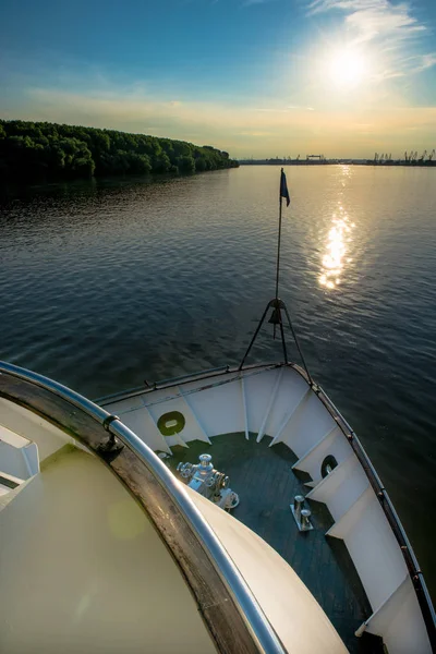 Vorderseite eines Kreuzfahrtschiffes — Stockfoto