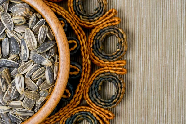 Bowl of sunflower seeds on the support — Stock Photo, Image