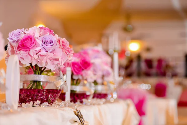 Bouquet de mariée sur la table — Photo