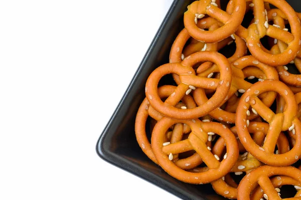 Pretzel salato in ciotola in luce naturale — Foto Stock