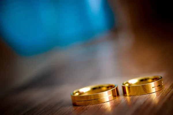 Anéis de casamento sobre a mesa em luz natural — Fotografia de Stock