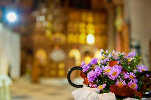 자연 빛 교회에서 꽃의 배열 — 스톡 사진