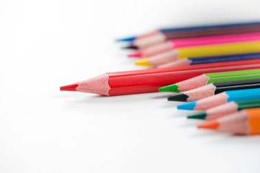 Doğal ışık dizilmiş renkli kalemler