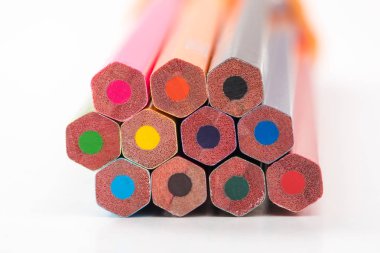 Doğal ışık renkli kalemler yığını