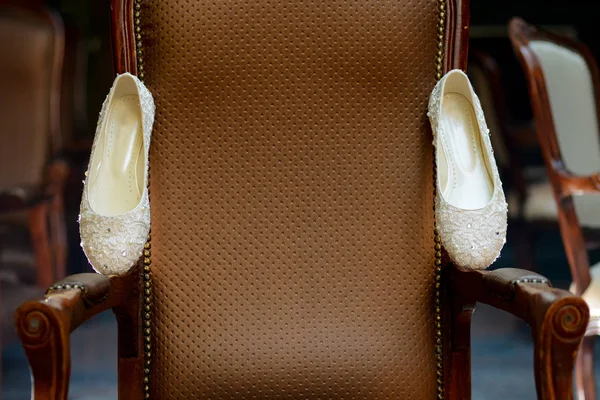 Białe buty na krześle w naturalnym świetle — Zdjęcie stockowe