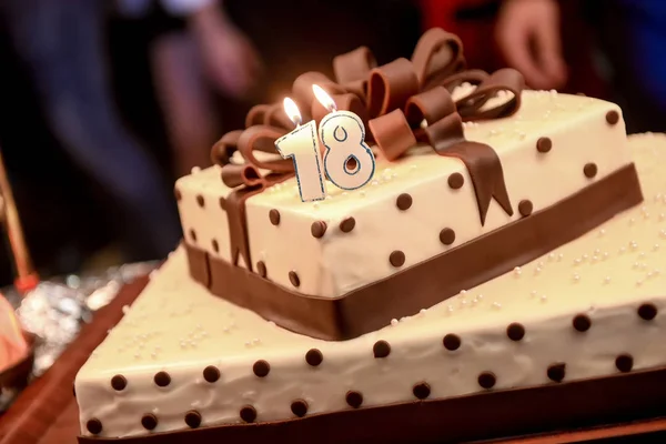 Pastel de cumpleaños en la mesa a la luz natural — Foto de Stock