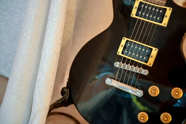 Enstrüman gitar doğal ışık — Stok fotoğraf
