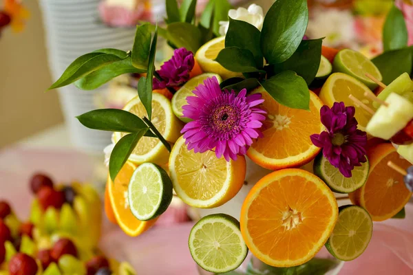 Ujednání s oranžové plody v přirozeném světle — Stock fotografie