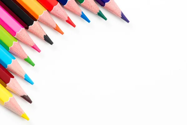 Färgpennor som arrangeras på bordet i dagsljus Stockbild