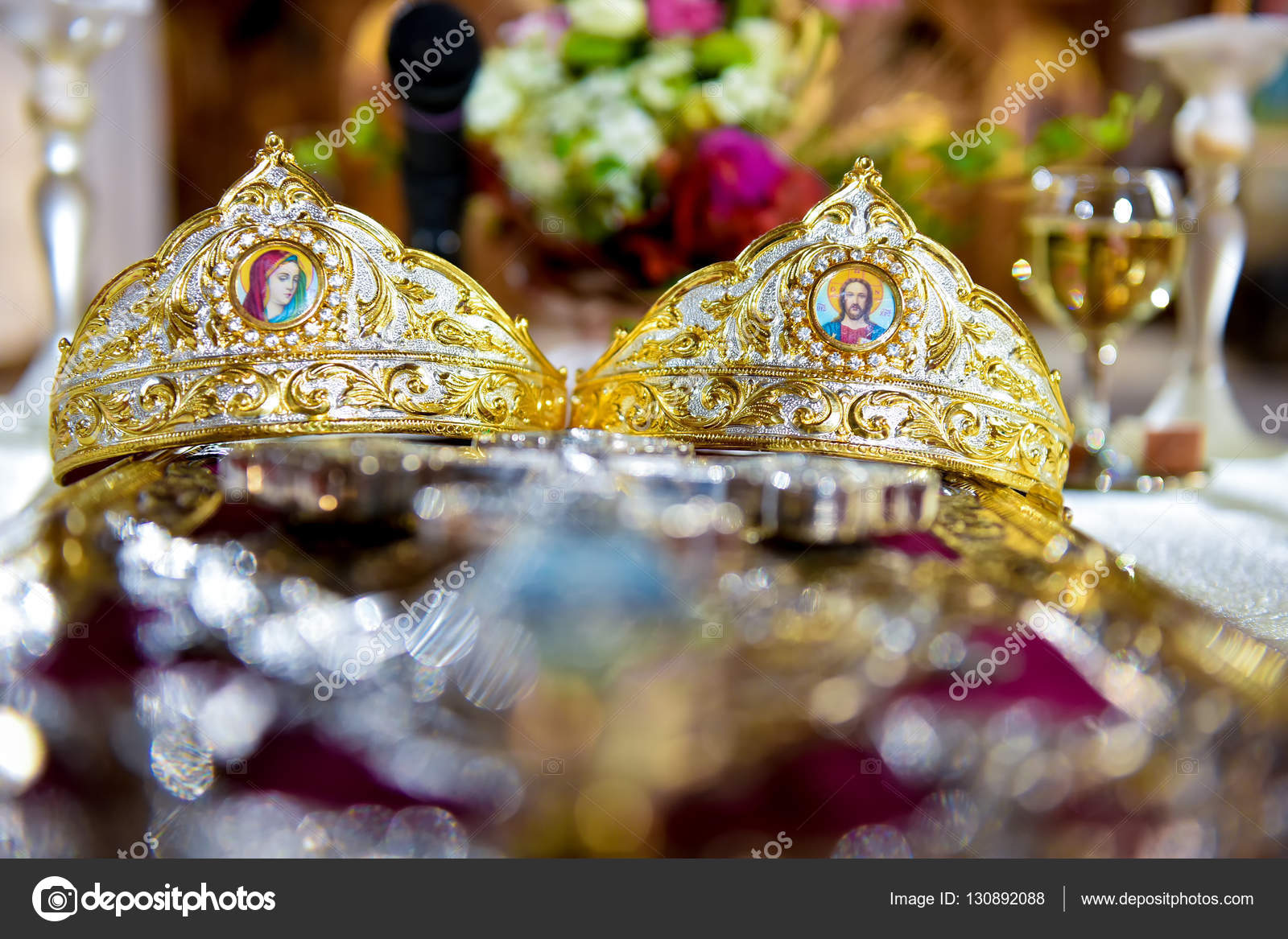 Corone matrimonio in chiesa in luce naturale — Foto stock di