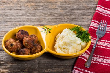 Köfte'de doğal li tabloda patates püresi ile