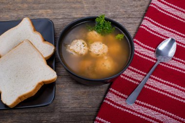 Doğal ışık masada ekmek köfte çorbası