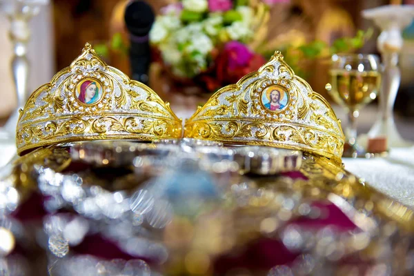 Crowns wedding in the church in natural light — Stock Photo, Image