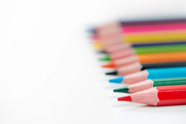 Färgpennor uppradade i dagsljus — Stockfoto