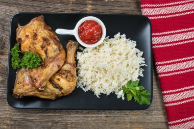 Masada pilavlı tavuk uyluk çatal ile ızgara