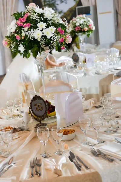 Arranjo de flores de casamento na mesa em luz natural — Fotografia de Stock