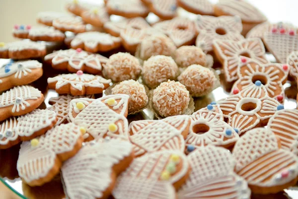 Pastel de galletas y bolas de coco en luz natural — Foto de Stock