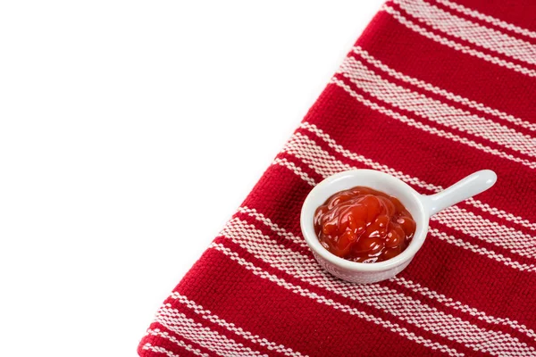 Behälter mit Ketchup auf dem Tisch bei Tageslicht — Stockfoto