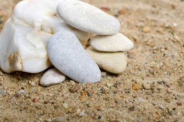Камни на песке при естественном освещении — стоковое фото